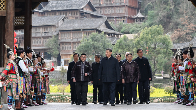 习近平在贵州考察时强调：<br>坚持以高质量发展统揽全局<br>在中国式现代化进程中展现贵州新风采